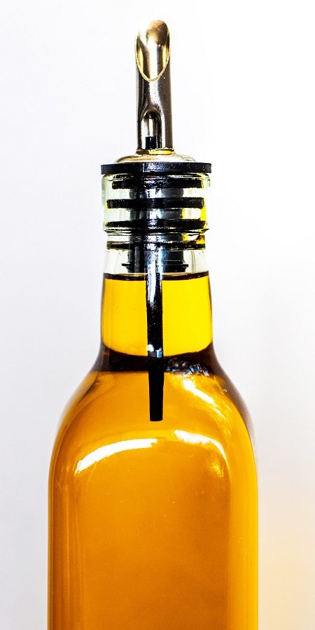 A light coloured oil in a clear glass bottle. Sometimes these characteristics mean that an oil has been mechanically and/or chemically refined.